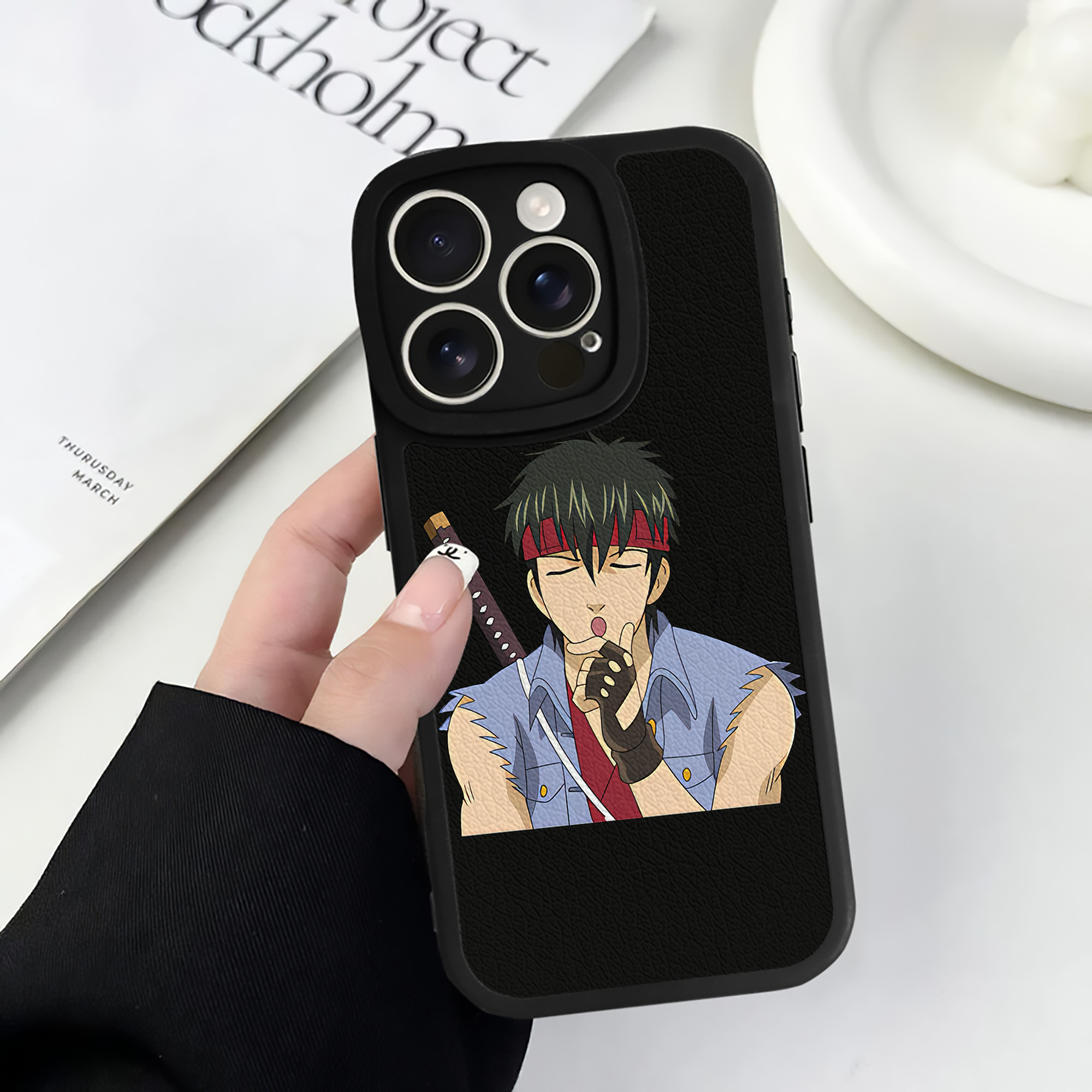 （画像用） ぎんたま 坂田銀時（さかたぎんとき） 神楽 志村新八（しむら しんぱち） GINTAMA Sakata Gintoki Kagura Shimura Shinpachi 【iPhone 16シリーズ対応】シリコンスマホケース（レザー調） 材質：シリコン